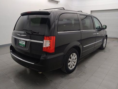 Used 2016 Chrysler Town & Country Touring w/ Driver Convenience Group image 9