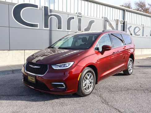 Used 2021 Chrysler Pacifica Touring image 2