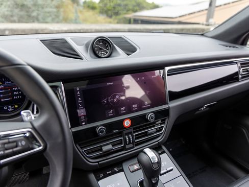 Certified 2026 Porsche Macan AWD/4WD image 42