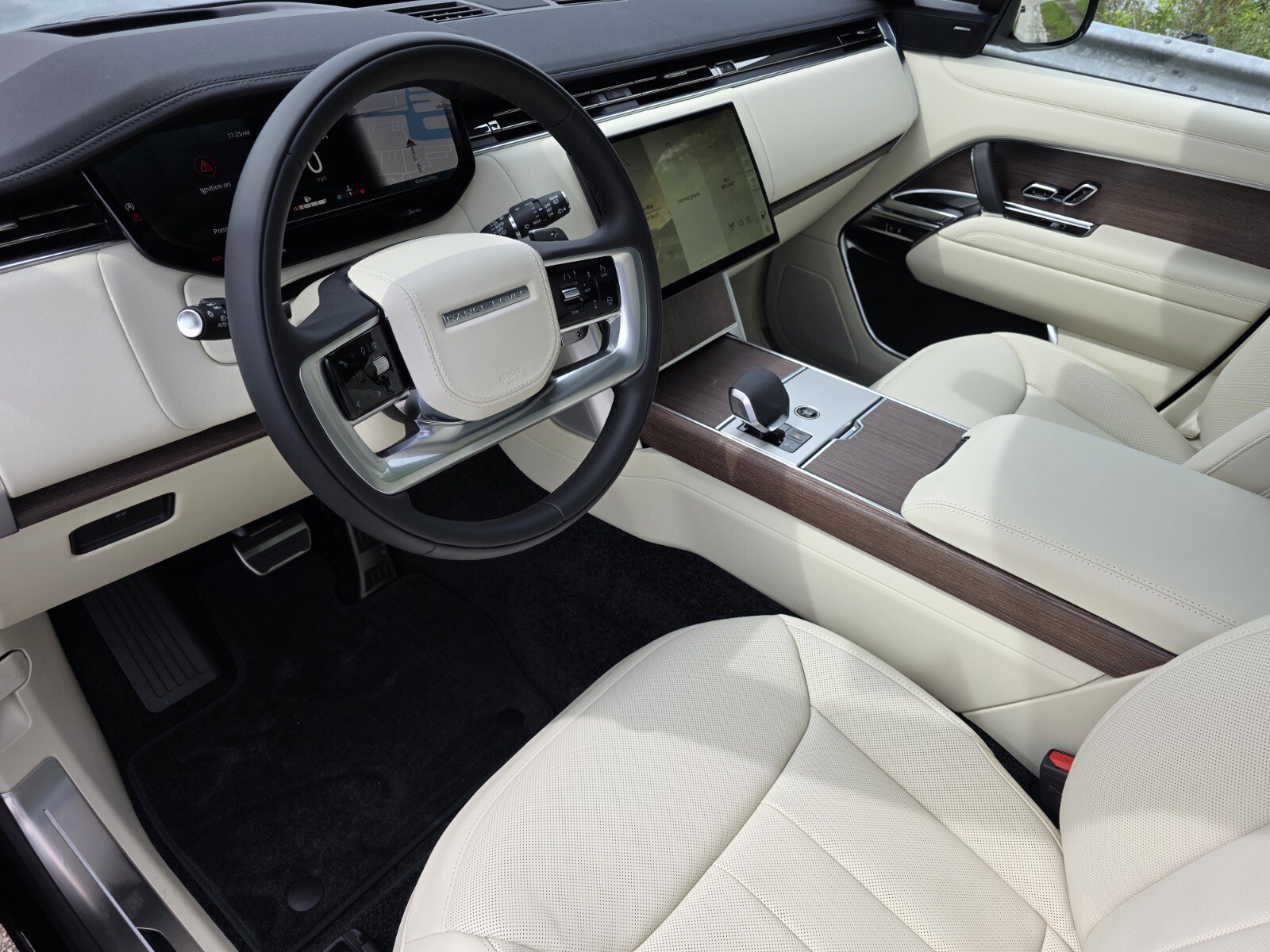 New 2026 Land Rover Range Rover Long Wheelbase SE AWD/4WD image 11