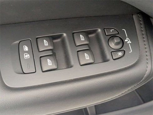 Used 2025 Volvo XC60 B5 Plus image 12