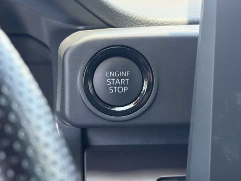 Certified 2025 Toyota Tacoma SR5 AWD/4WD image 33