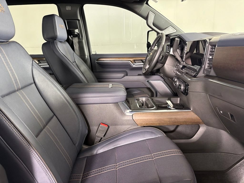 Used 2025 Chevrolet Silverado 2500 High Country w/ Technology Package AWD/4WD image 17