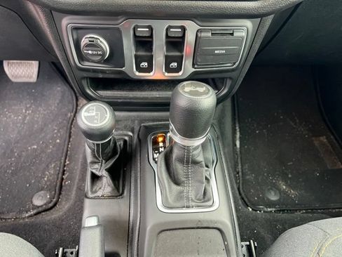 Used 2025 Jeep Wrangler Sport AWD/4WD image 18