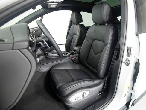 New 2026 Porsche Macan AWD/4WD image 5