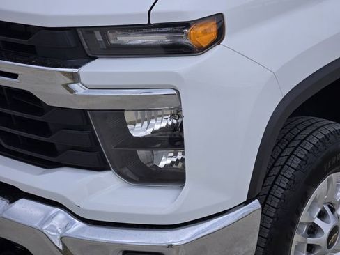 Used 2024 Chevrolet Silverado 2500 LT AWD/4WD image 9