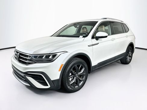 Used 2023 Volkswagen Tiguan SE FWD image 3