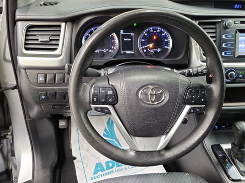 Used 2017 Toyota Highlander LE w/ Carpet Mat Package image 10