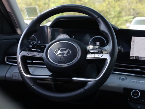 Used 2025 Hyundai Elantra Limited image 7