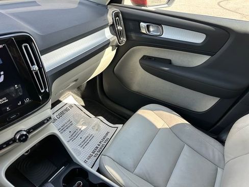 Used 2019 Volvo XC40 T4 Momentum image 28