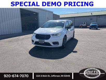 New 2026 Chrysler Pacifica Select