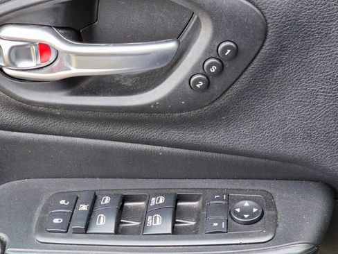 Used 2016 Jeep Cherokee Limited w/ Luxury Group image 9