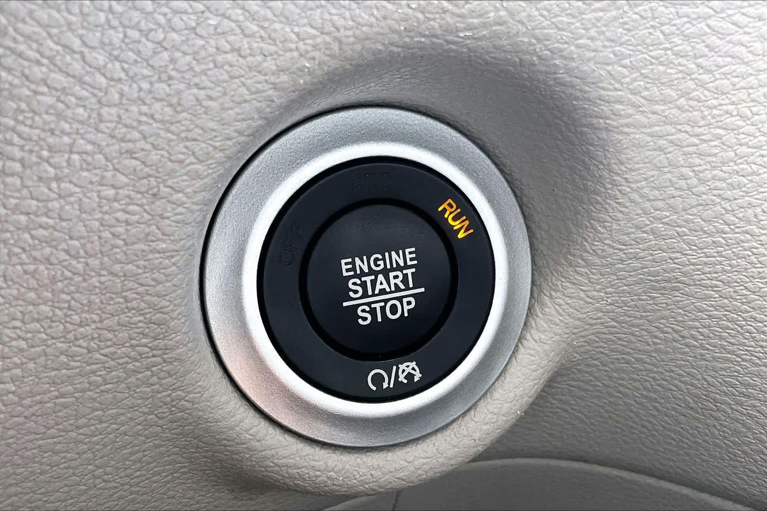Used 2023 Chrysler Pacifica Touring-L FWD image 32