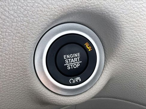 Used 2023 Chrysler Pacifica Touring-L FWD image 32