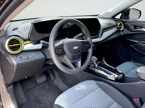 Used 2025 Chevrolet Trax LT FWD image 14