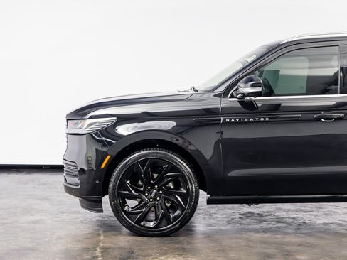 Used 2025 Lincoln Navigator Black Label AWD/4WD image 10