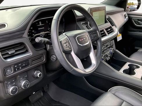 Used 2024 GMC Yukon SLT w/ SLT Luxury Package image 12