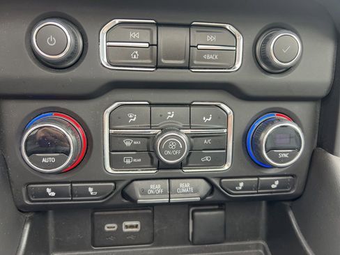 Used 2023 Chevrolet Suburban LT w/ LT Signature Package image 31