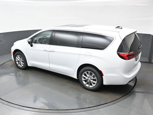 New 2027 Chrysler Pacifica Select AWD/4WD image 20