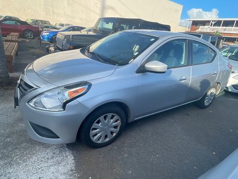Used 2018 Nissan Versa SV FWD image 1