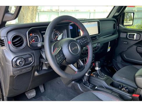 Used 2024 Jeep Wrangler Unlimited Rubicon w/ Technology Group image 15