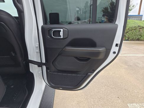 Used 2025 Jeep Gladiator Sport image 22