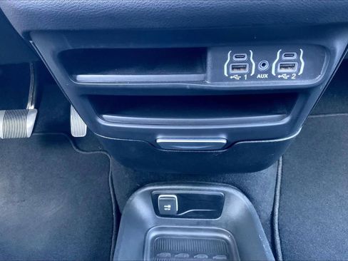 Used 2025 Chrysler Pacifica Select FWD image 34