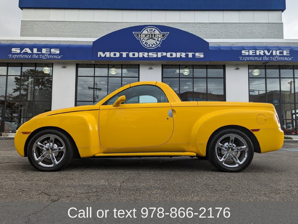Used 2004 Chevrolet SSR w/ Preferred Equipment Group RWD image 1