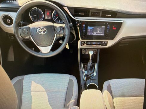 Used 2018 Toyota Corolla LE FWD image 30