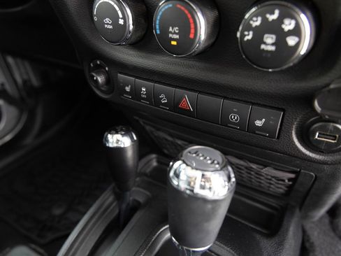 Used 2016 Jeep Wrangler Unlimited Rubicon image 21