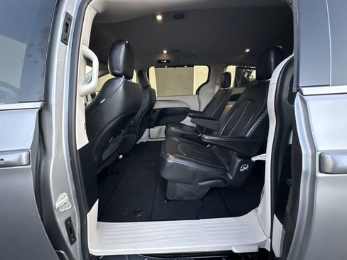 Used 2020 Chrysler Pacifica Touring-L FWD image 16