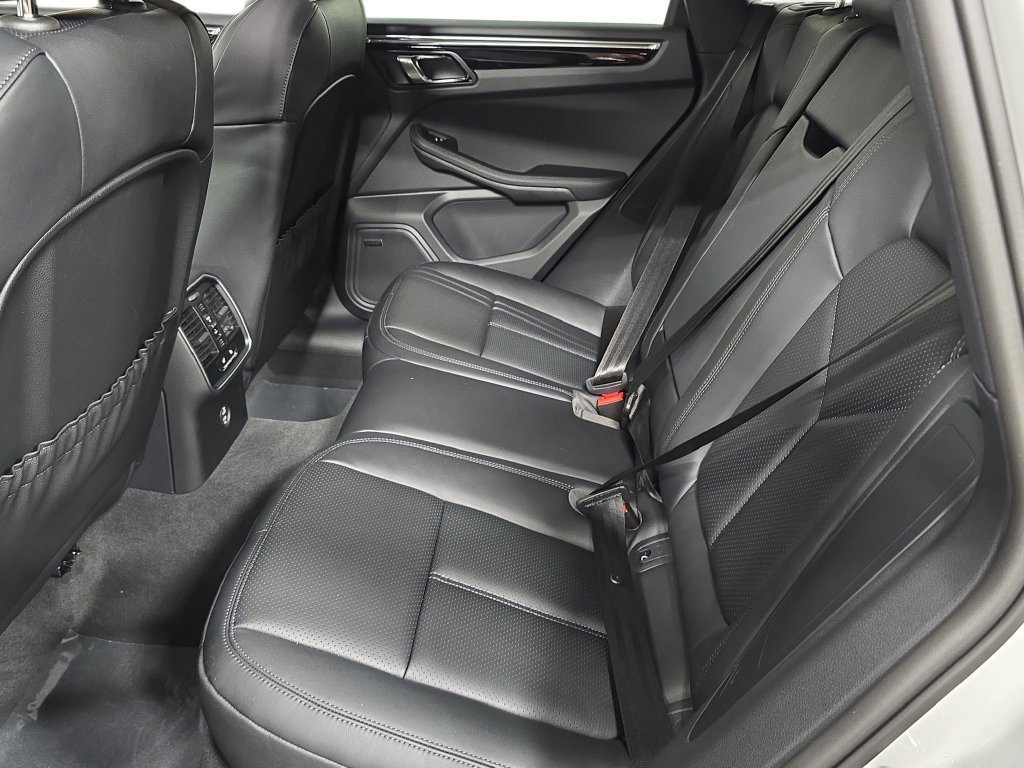 Certified 2026 Porsche Macan AWD/4WD image 24