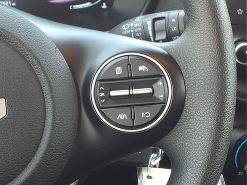 Used 2025 Kia Soul LX w/ LX Technology Package FWD image 13