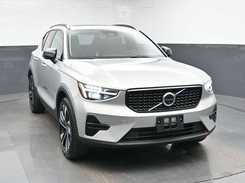 Used 2023 Volvo XC40 B5 Ultimate w/ Protection Package Premier AWD/4WD image 2