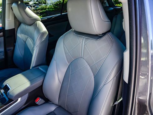 Certified 2022 Toyota Highlander Platinum image 28