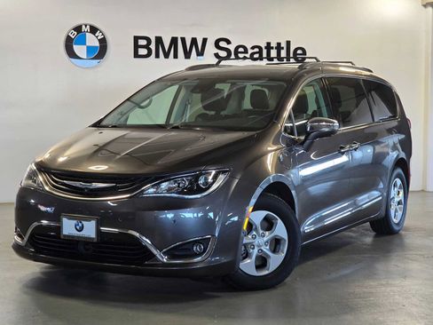Used 2017 Chrysler Pacifica Platinum FWD image 1