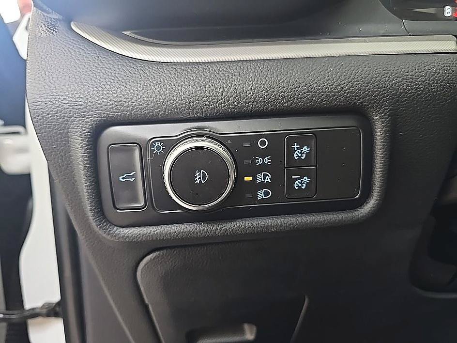 Used 2020 Ford Explorer XLT w/ Equipment Group 202A AWD/4WD image 14
