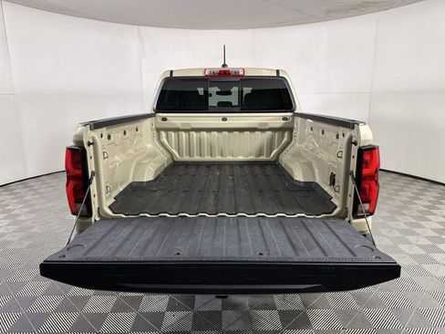 Used 2023 Chevrolet Colorado Z71 AWD/4WD image 27