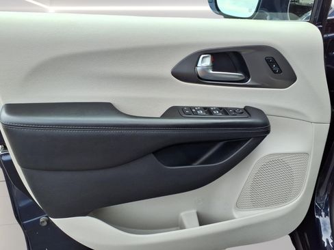 Used 2019 Chrysler Pacifica Limited w/ Tire & Wheel Group FWD image 13