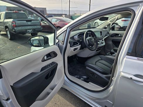 Used 2024 Chrysler Pacifica Touring-L FWD image 21