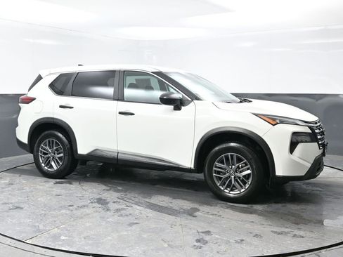 Used 2024 Nissan Rogue S image 4