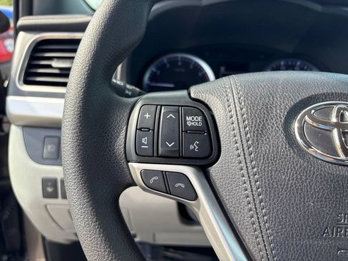 Used 2019 Toyota Highlander LE FWD image 29