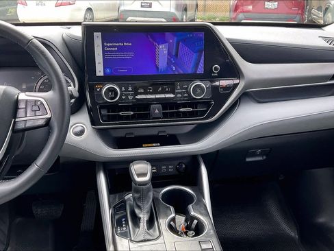 Used 2024 Toyota Highlander XLE image 7