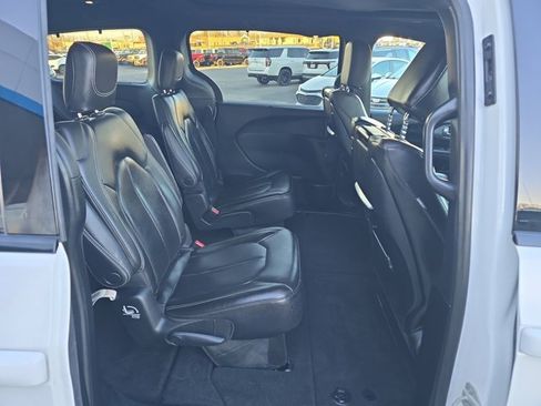 Used 2023 Chrysler Pacifica Touring-L w/ Uconnect Theater Family Group image 12