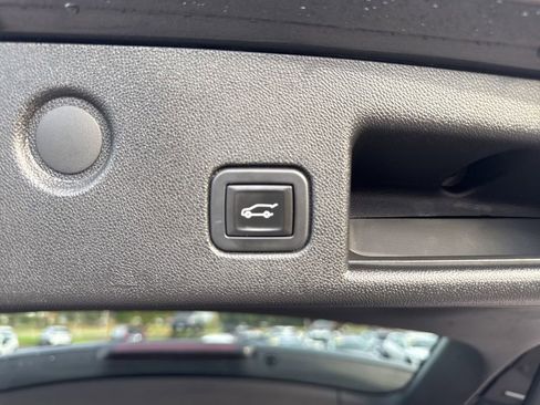 Used 2020 Chevrolet Equinox LT w/ Driver Convenience Package image 19