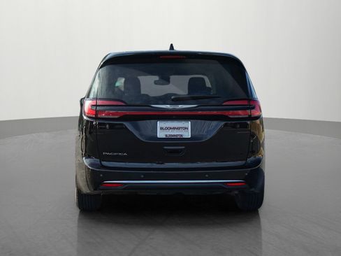 Used 2024 Chrysler Pacifica Touring-L image 6