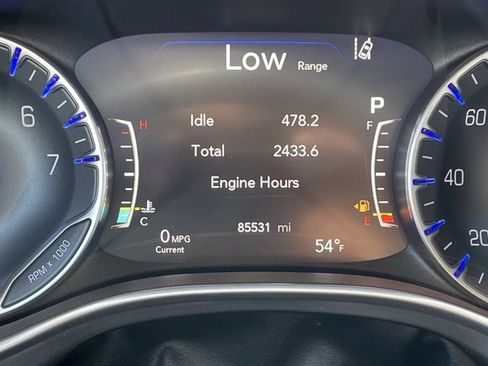 Used 2023 Chrysler Pacifica Touring-L image 3