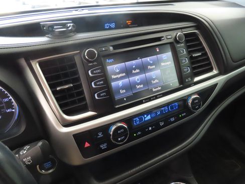 Used 2019 Toyota Highlander SE w/ Nightshade Edition FWD image 18