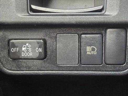 Used 2018 Toyota Tacoma SR5 image 11