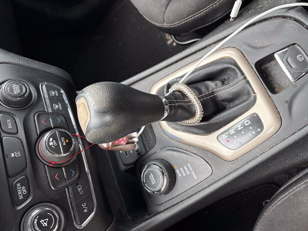 Used 2014 Jeep Cherokee Latitude w/ Comfort/Convenience Group AWD/4WD image 14